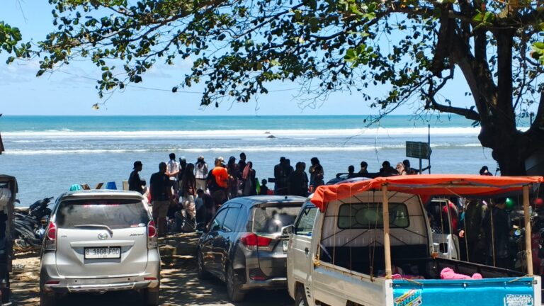 Efek Diskon Tiket 50 Persen, Pantai Minajaya Sukabumi Diserbu Wisatawan Libur Lebaran