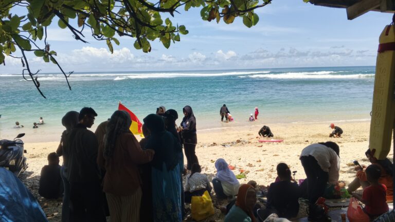 H+1 Lebaran, Pantai Cibuaya Ujunggenteng Mulai Diserbu Wisatawan