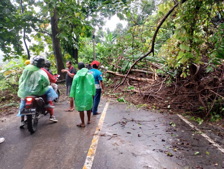 Longsor di Jalan Bagbagan–Kiaradua Simpenan, Akses Lalu Lintas Diberlakukan Buka-Tutup
