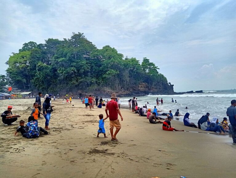 Ditinggal Beli Kopi, 2 Bocah Nyaris Tenggelam di Pantai Kebon Kalapa Cisolok Sukabumi