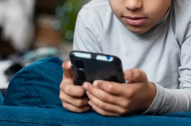 Pemerintah Resmi Larang Anak di Bawah 16 Tahun Punya Akun TikTok hingga Roblox Mulai 28 Maret