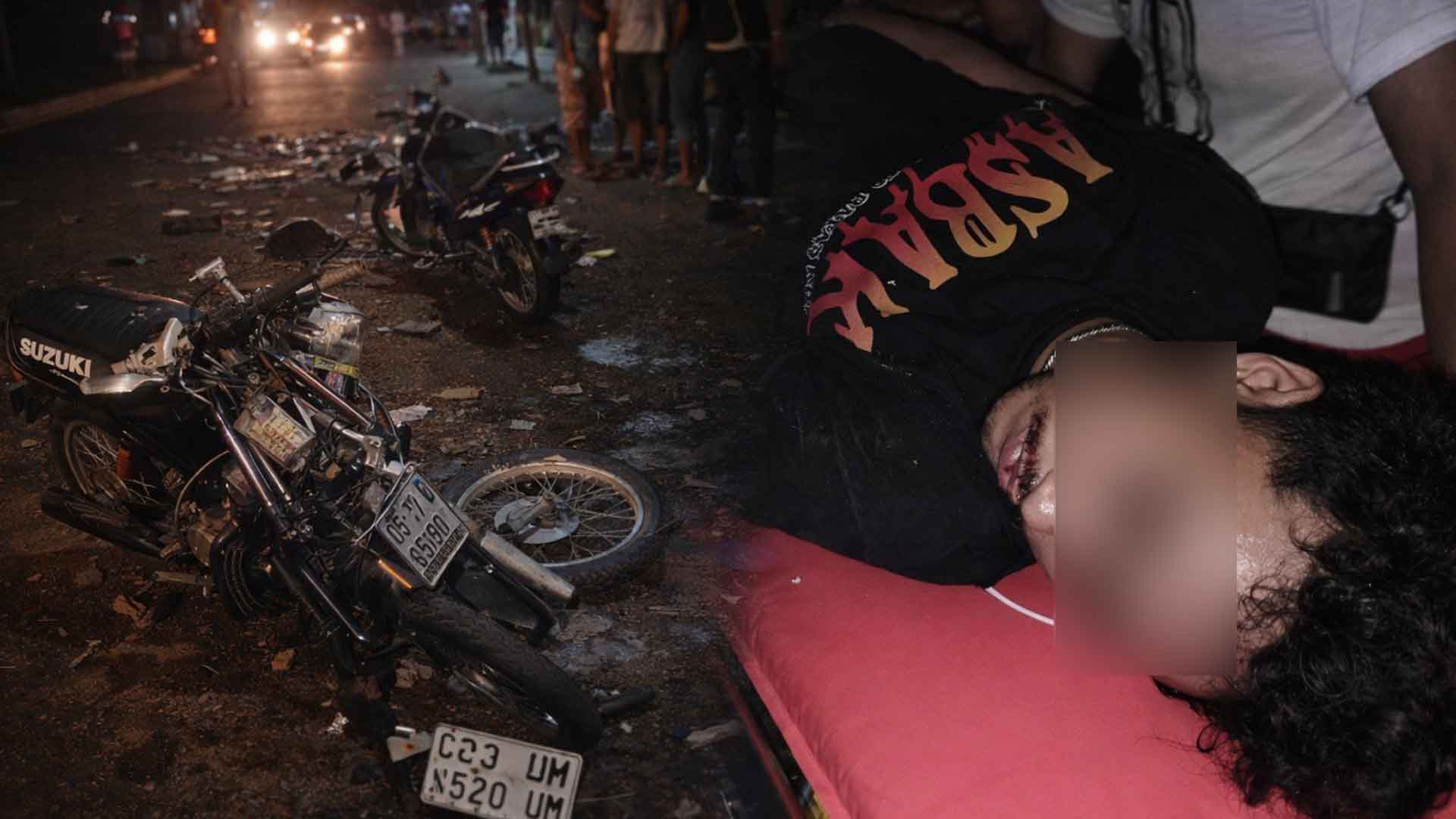 Foto kiri ilustrasi. Foto kanan kondisi korban adu banteng motor vs motor di Surade Sukabumi. | Foto: AI/Ist