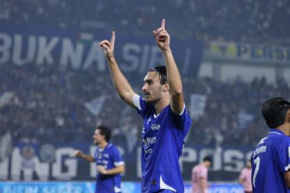 Andrew Jung mencetak dua gol dalam kemenangan Persib Bandung atas Persik. | Foto: Persib.co.id