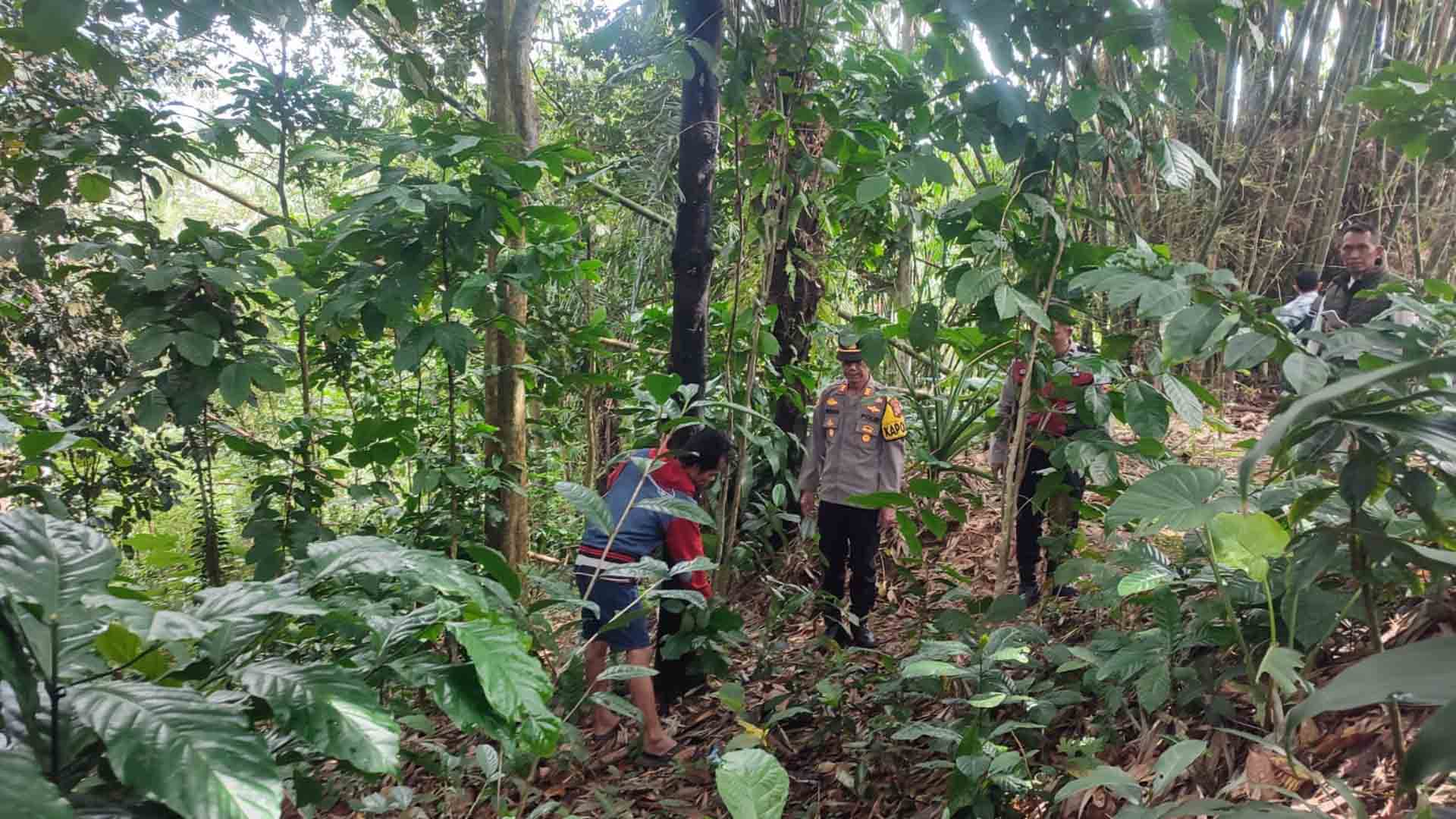 Kapolsek Parungkuda di TKP penemuan bayi laki-laki hidup yang terbungkus kresek hitam. | Foto: Ist