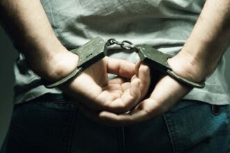 Polres Sukabumi ringkus dua begal bercelurit di Jalur Parungkuda-Bojonggenteng Sukabumi. | Foto: Ilustrasi borgol/Freepik