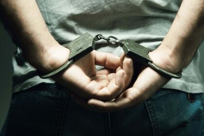 Polres Sukabumi ringkus dua begal bercelurit di Jalur Parungkuda-Bojonggenteng Sukabumi. | Foto: Ilustrasi borgol/Freepik