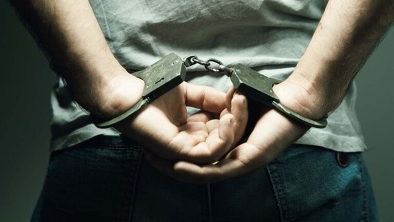 Polres Sukabumi ringkus dua begal bercelurit di Jalur Parungkuda-Bojonggenteng Sukabumi. | Foto: Ilustrasi borgol/Freepik