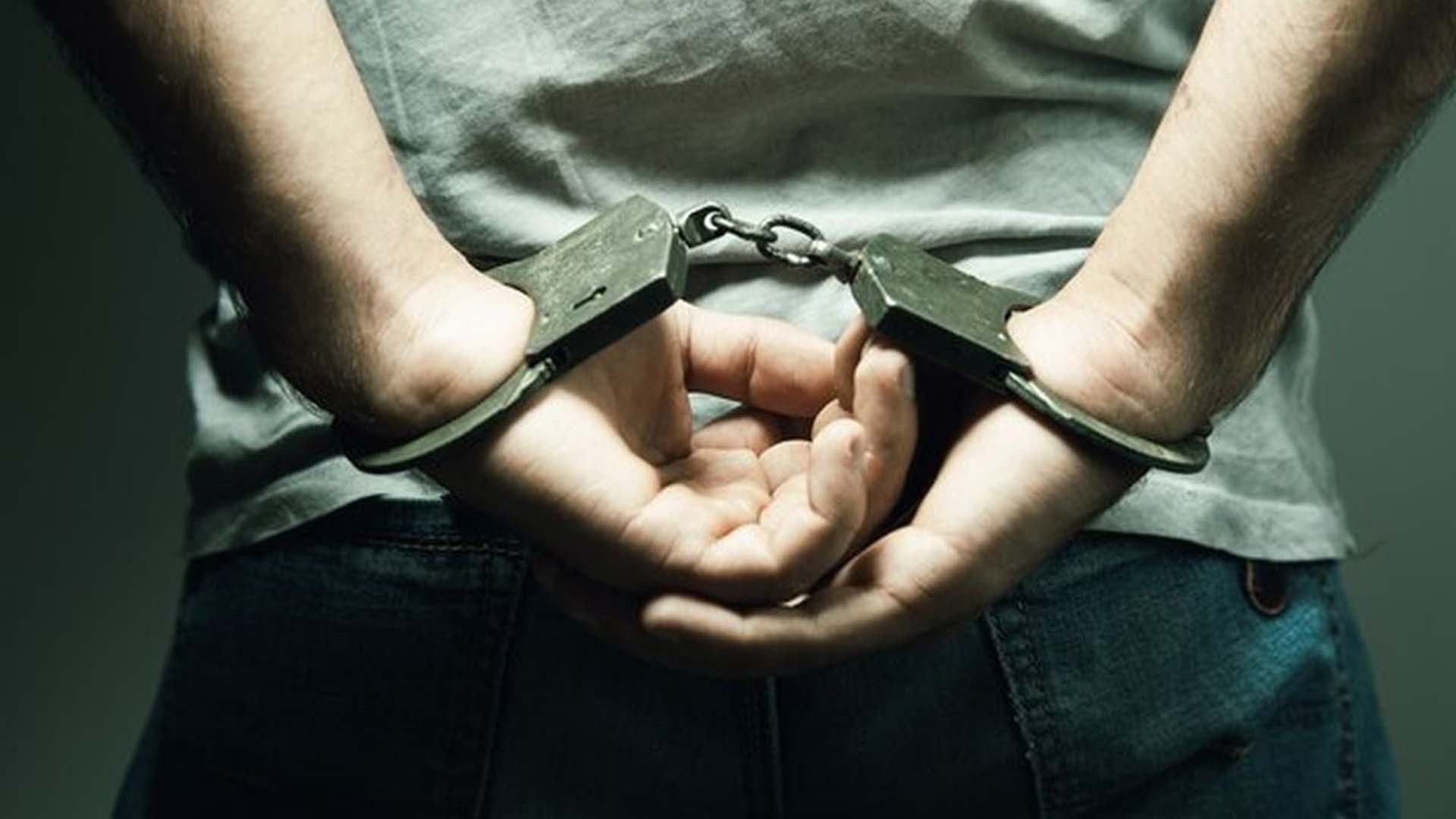 Polres Sukabumi ringkus dua begal bercelurit di Jalur Parungkuda-Bojonggenteng Sukabumi. | Foto: Ilustrasi borgol/Freepik