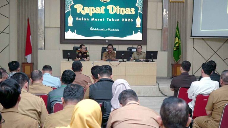 Bupati Sukabumi Asep Japar saat memimpin rapat dinas bulan Maret lingkup Pemkab Sukabumi. | Foto: Prokompim Pemkab Sukabumi