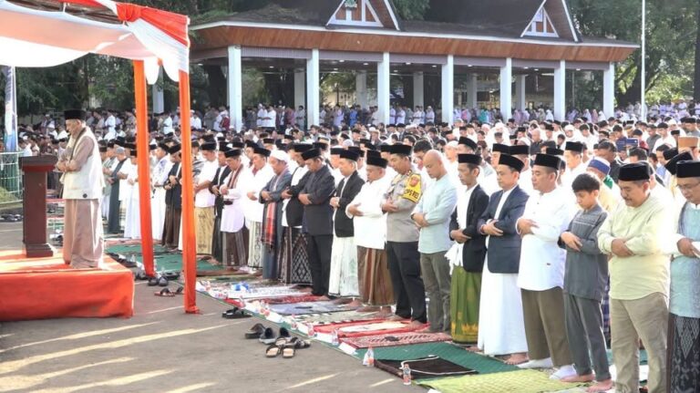 Salat Id di Alun-Alun Palabuhanratu, Bupati Sukabumi Ajak Masyarakat Perkuat Komitmen Bangun Daerah