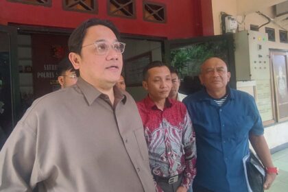 Farhat Abbas saat mendampingi kliennya Anwar Satibi, ayah kandung Nizam saat menjalani pemeriksaan di Polres Sukabumi terkait laporan penelantaran anak dan pembunuhan berencana. | Foto: Nugraha