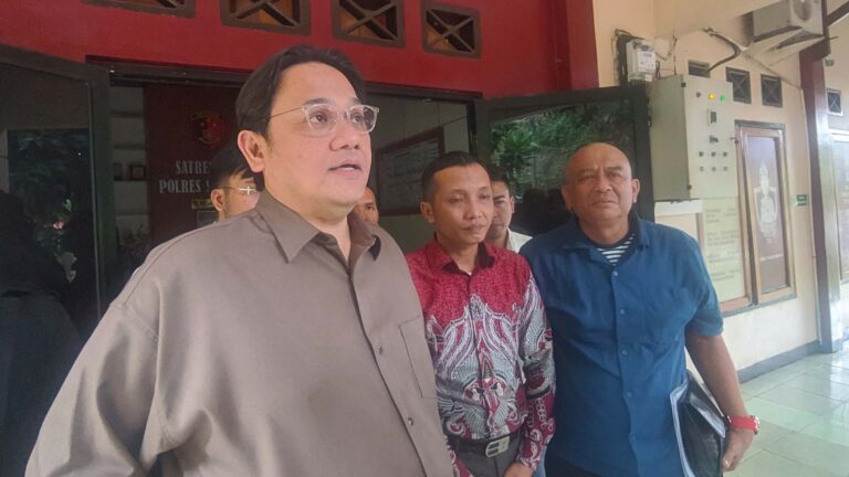 Farhat Abbas saat mendampingi kliennya Anwar Satibi, ayah kandung Nizam saat menjalani pemeriksaan di Polres Sukabumi terkait laporan penelantaran anak dan pembunuhan berencana. | Foto: Nugraha