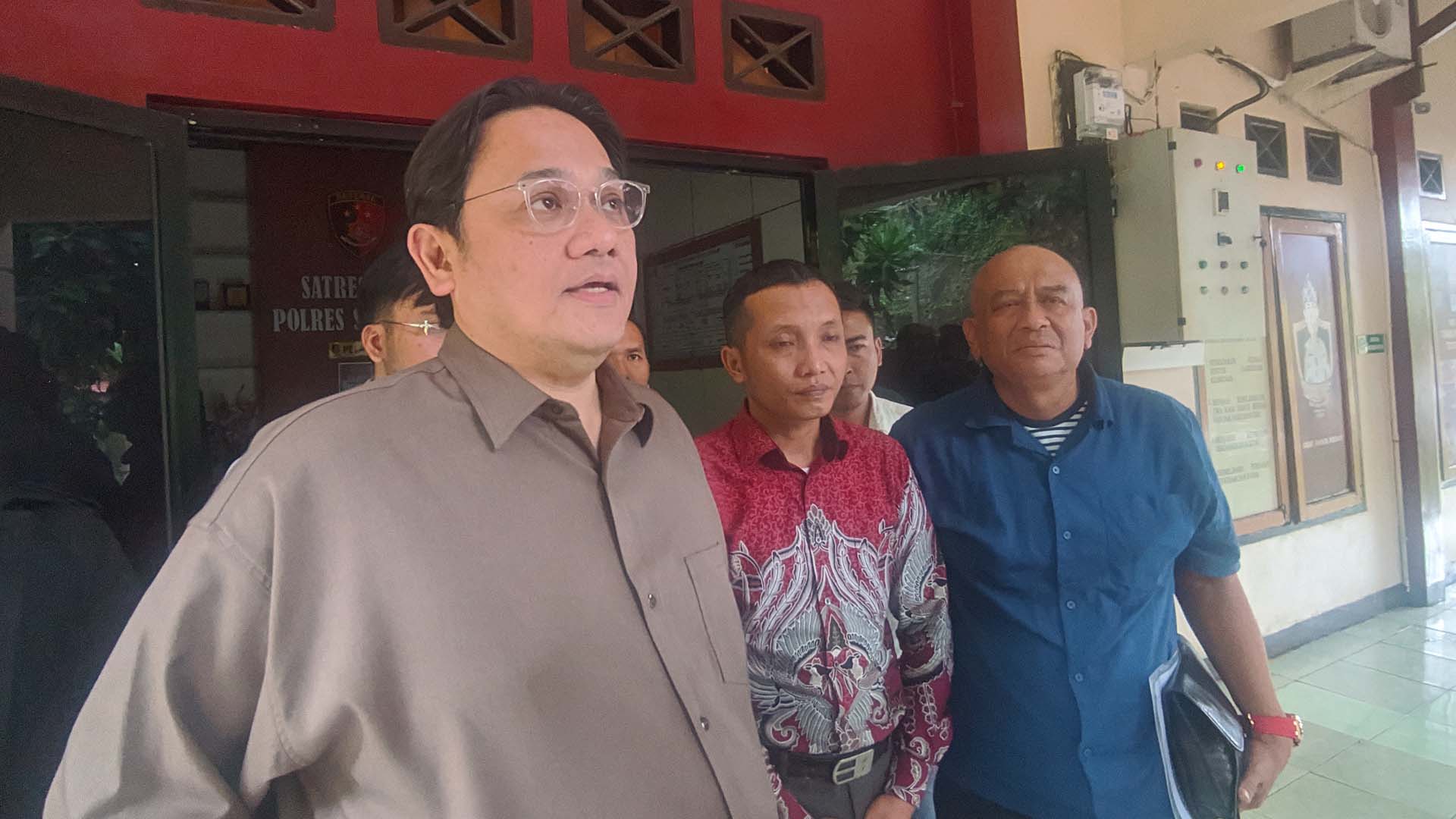 Farhat Abbas saat mendampingi kliennya Anwar Satibi, ayah kandung Nizam saat menjalani pemeriksaan di Polres Sukabumi terkait laporan penelantaran anak dan pembunuhan berencana. | Foto: Nugraha