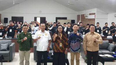 Iman Adinugraha berfoto bersama jajaran Dispar serta narasumber dan peserta pelatihan Pariwisata Sirkular. | Foto: Nugraha