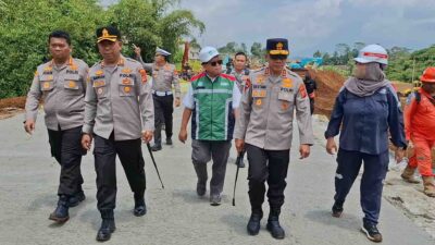 Kapolda Jabar Irjen Pol Rudi Setiawan saat meninjau pembangunan ruas Tol Bocimi Seksi 3, Senin (9/3/2026). | Foto: Ist