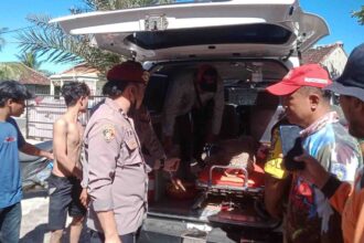Petugas saat mengevakuasi jasad bocah yang meninggal dunia usai terseret arus laut di Pantai Alor Cilangkob Ujunggenteng, Senin (23/3/2026). | Foto: Ist