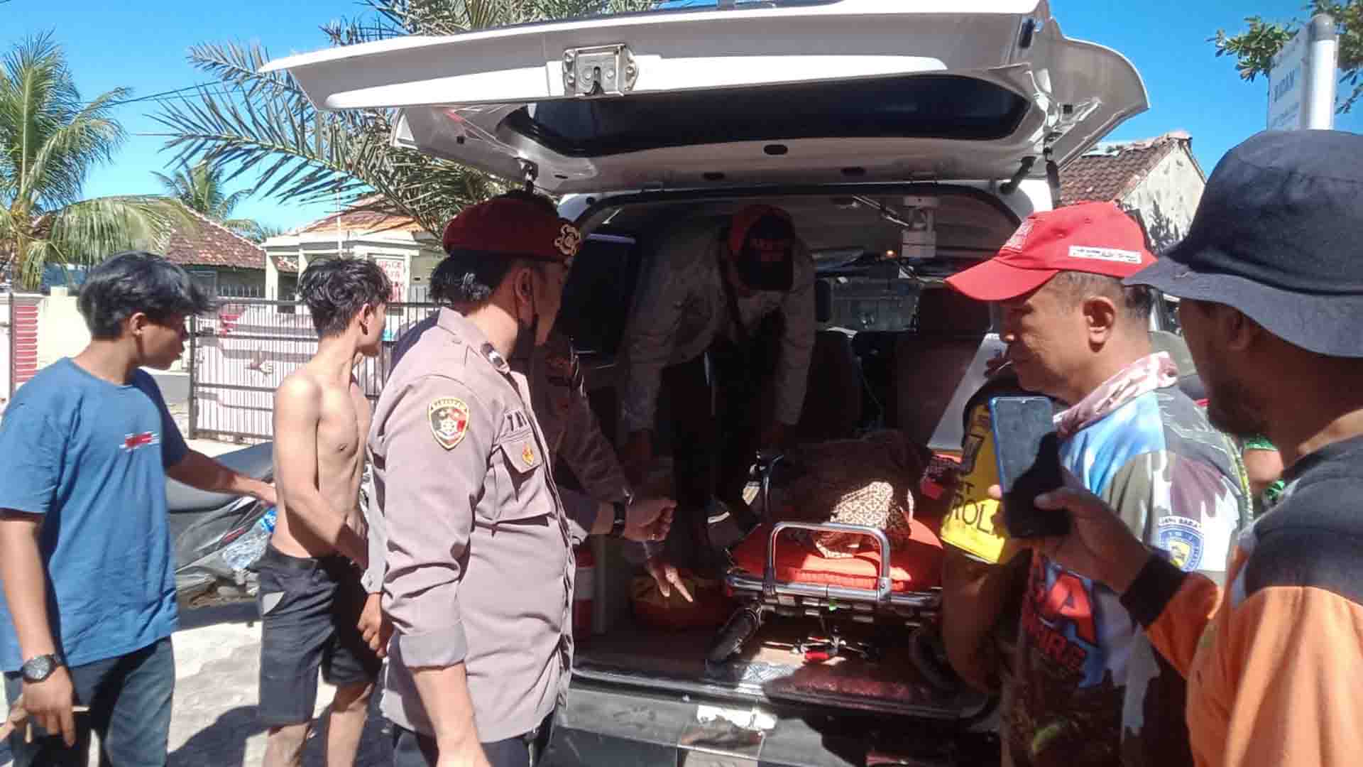 Petugas saat mengevakuasi jasad bocah yang meninggal dunia usai terseret arus laut di Pantai Alor Cilangkob Ujunggenteng, Senin (23/3/2026). | Foto: Ist