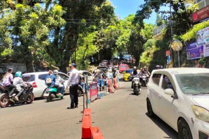 Kondisi arus lalu lintas di Simpang Gunung Butak Palabuhanratu Sukabumi di H+2 Lebaran, Senin siang (23/3/2026). | Foto: Nugraha