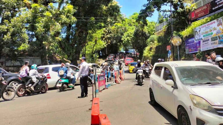 Kondisi arus lalu lintas di Simpang Gunung Butak Palabuhanratu Sukabumi di H+2 Lebaran, Senin siang (23/3/2026). | Foto: Nugraha