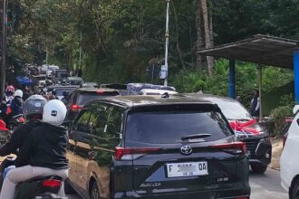 Kendaraan tertahan di perbatasan Cikidang–Palabuhanratu akibat kemacetan, Selasa pagi (24/3/2026). | Foto: Nugraha