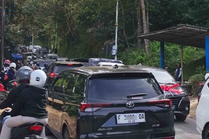 Kendaraan tertahan di perbatasan Cikidang–Palabuhanratu akibat kemacetan, Selasa pagi (24/3/2026). | Foto: Nugraha