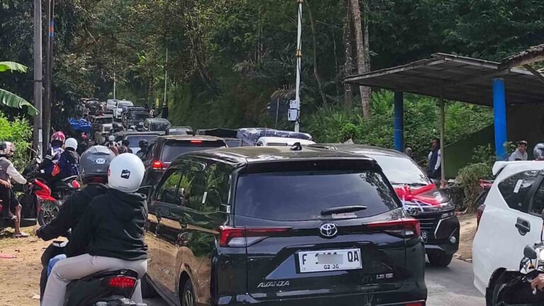 Kendaraan tertahan di perbatasan Cikidang–Palabuhanratu akibat kemacetan, Selasa pagi (24/3/2026). | Foto: Nugraha