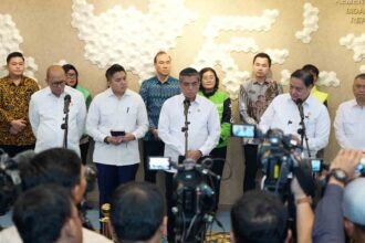 Menteri Koordinator Bidang Perekonomian Airlangga Hartarto hingga Menteri Ketenagakerjaan Yassierly saat konpers terkait THR. | Sumber Foto: humas ekon