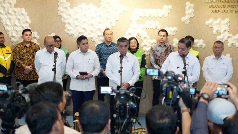 Menteri Koordinator Bidang Perekonomian Airlangga Hartarto hingga Menteri Ketenagakerjaan Yassierly saat konpers terkait THR. | Sumber Foto: humas ekon
