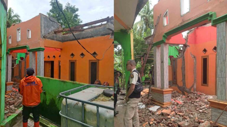 Kondisi rumah di Desa Cikadu Palabuhanratu Sukabumi yang ambruk terdampak pergerakan tanah, Selasa (3/3/2026). | Foto: Ist
