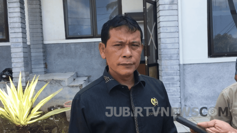 Dewan Junajah Jajah Tinjau dan Serahkan Bantuan ke Pengungsi Korban Pergerakan Tanah di Bantargadung Sukabumi