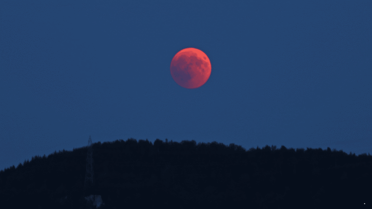 Siap-siap! Gerhana Bulan Total Bakal Hiasi Langit Malam Ini, Simak Jadwal dan Durasi Lengkapnya