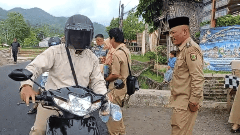 Forkopimcam Cisolok Bagikan 1.000 Paket Takjil, Camat Okih: Wujud Kepedulian di Bulan Ramadhan