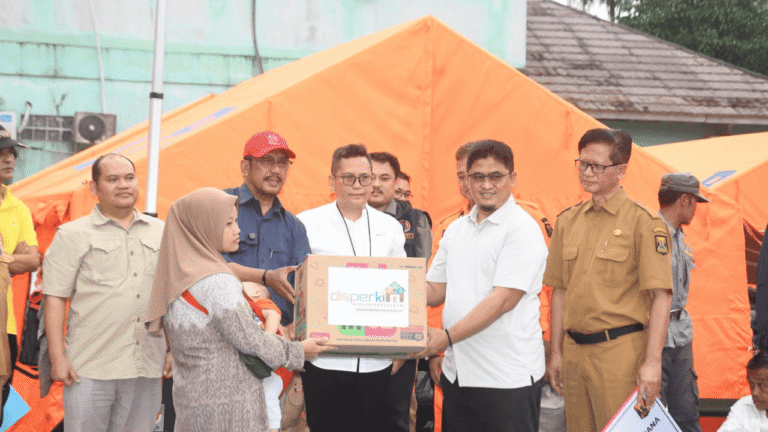 Disperkim Kabupaten Sukabumi Salurkan Bantuan bagi Warga Korban Pergerakan Tanah di Bantargadung