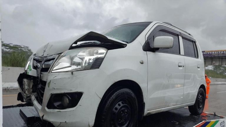 Kronologi Mobil Karimun Terguling di Tol Bocimi, Diduga Akibat Ban Selip saat Hujan
