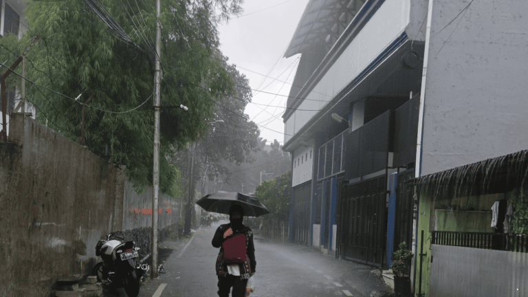 Waspada Hujan Siang hingga Malam, Prakiraan Cuaca Jabar 12 Maret 2026