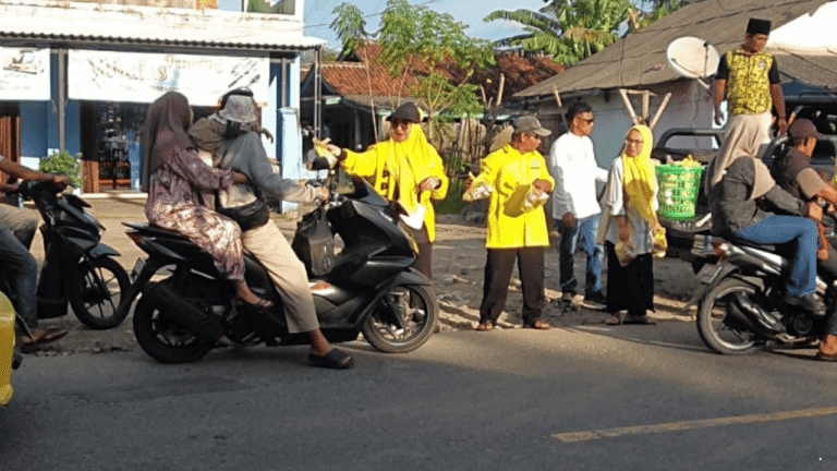 Rika Yulistina Bagikan Takjil dan Sembako dari Simpenan hingga Palabuhanratu