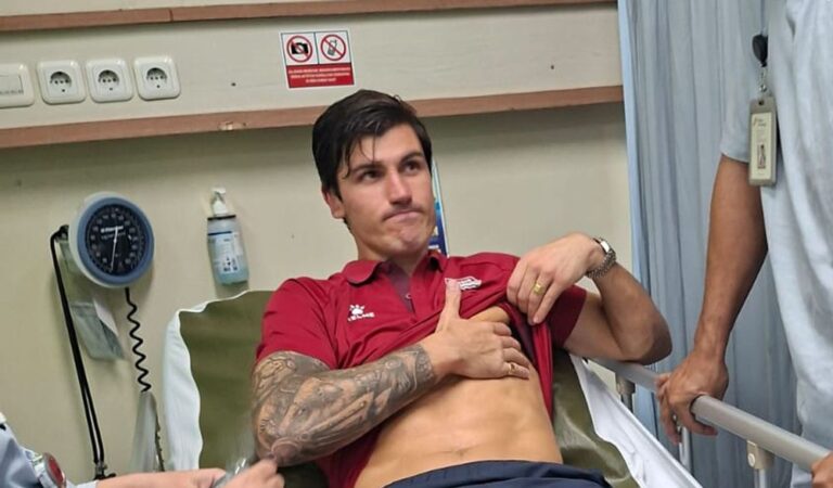 Striker Persib Bandung Sergio Castel saat diperiksa tim medis. | Foto: Persib.co.id