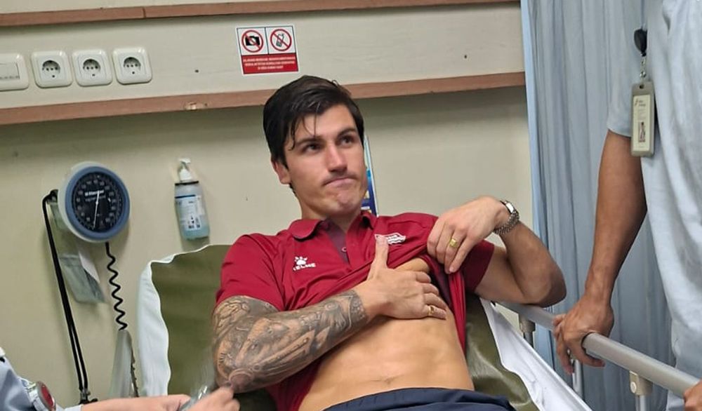 Striker Persib Bandung Sergio Castel saat diperiksa tim medis. | Foto: Persib.co.id