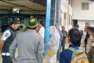 Komisi 1 DPRD Kabupaten Sukabumi saat melakukan sidak pabrik bodong di Cicurug. | Foto: Ist
