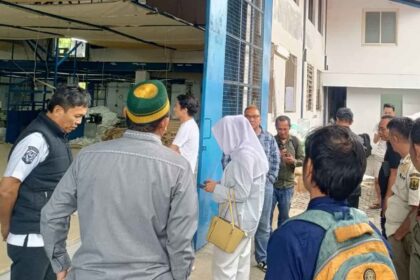 Komisi 1 DPRD Kabupaten Sukabumi saat melakukan sidak pabrik bodong di Cicurug. | Foto: Ist