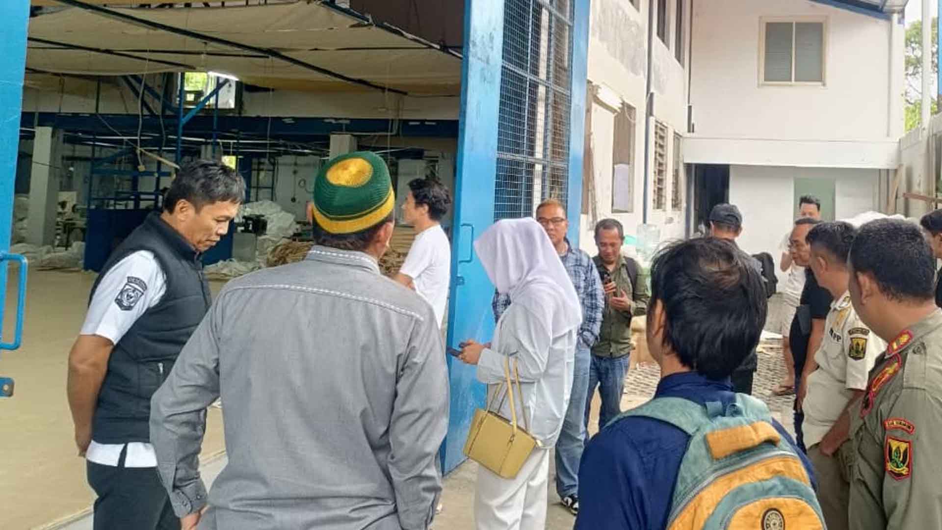 Komisi 1 DPRD Kabupaten Sukabumi saat melakukan sidak pabrik bodong di Cicurug. | Foto: Ist