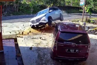 Detik-detik mobil Toyota Rush menabrak toko ikan di Cibitung Sukabumi. | Foto: Tangkapan layar CCTV/Ist