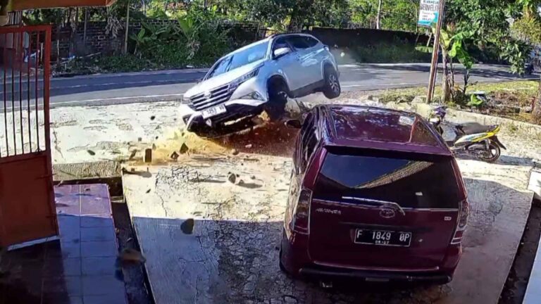 Detik-detik mobil Toyota Rush menabrak toko ikan di Cibitung Sukabumi. | Foto: Tangkapan layar CCTV/Ist