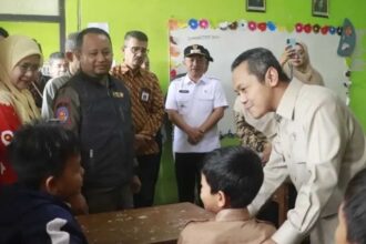 Wamendikdasmen Fajar Riza Ul Haq (kanan) saat berdialog langsung dengan para siswa SDN 01 Cibadak. | Foto: Prokompim Pemkab Sukabumi