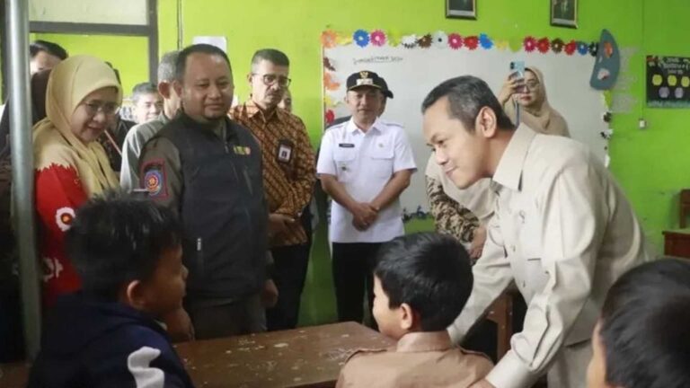 Wamendikdasmen Fajar Riza Ul Haq (kanan) saat berdialog langsung dengan para siswa SDN 01 Cibadak. | Foto: Prokompim Pemkab Sukabumi