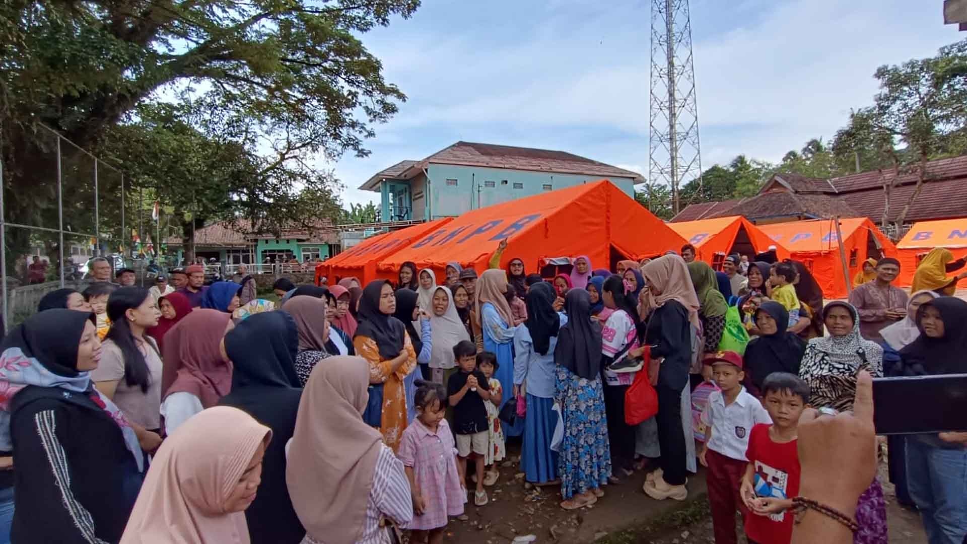 Ratusan warga terdampak pergerakan tanah di Bantargadung mengungsi di tenda darurat. | Foto: Nugraha