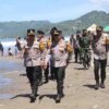 Kapolda Jabar Irjen Rudi Setiawan didampingi Kapolres Sukabumi AKBP Samian saat meninjau pengamanan wisatawan di Pantai Sukabumi, Senin (23/3/2026). | Foto: Nugraha