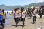 Kapolda Jabar Irjen Rudi Setiawan didampingi Kapolres Sukabumi AKBP Samian saat meninjau pengamanan wisatawan di Pantai Sukabumi, Senin (23/3/2026). | Foto: Nugraha