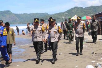 Kapolda Jabar Irjen Rudi Setiawan didampingi Kapolres Sukabumi AKBP Samian saat meninjau pengamanan wisatawan di Pantai Sukabumi, Senin (23/3/2026). | Foto: Nugraha