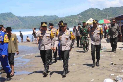 Kapolda Jabar Irjen Rudi Setiawan didampingi Kapolres Sukabumi AKBP Samian saat meninjau pengamanan wisatawan di Pantai Sukabumi, Senin (23/3/2026). | Foto: Nugraha